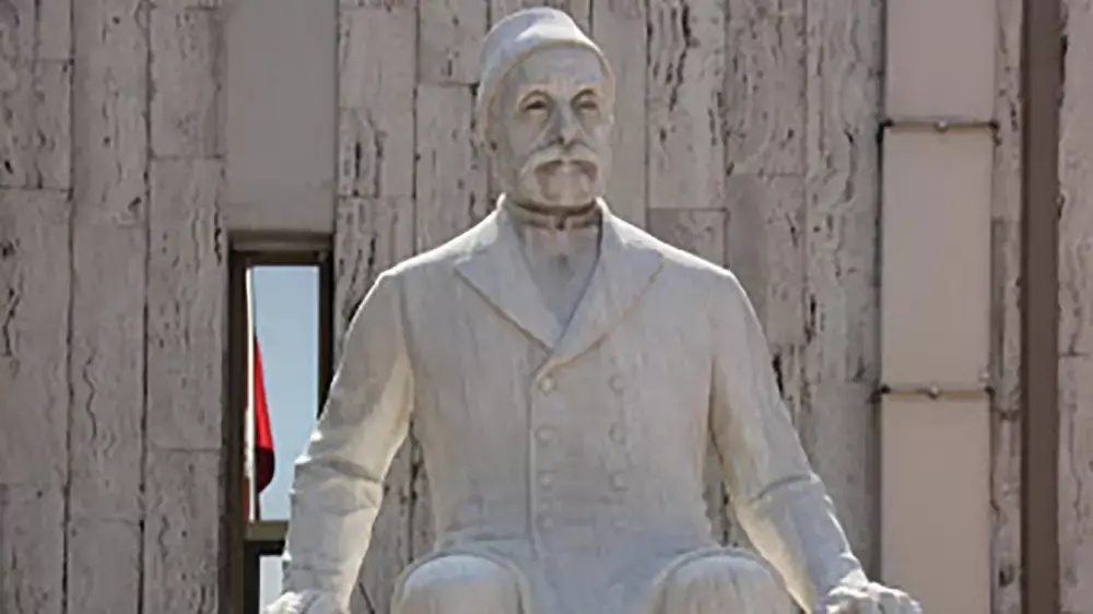 Mithat Paşa Anıtı