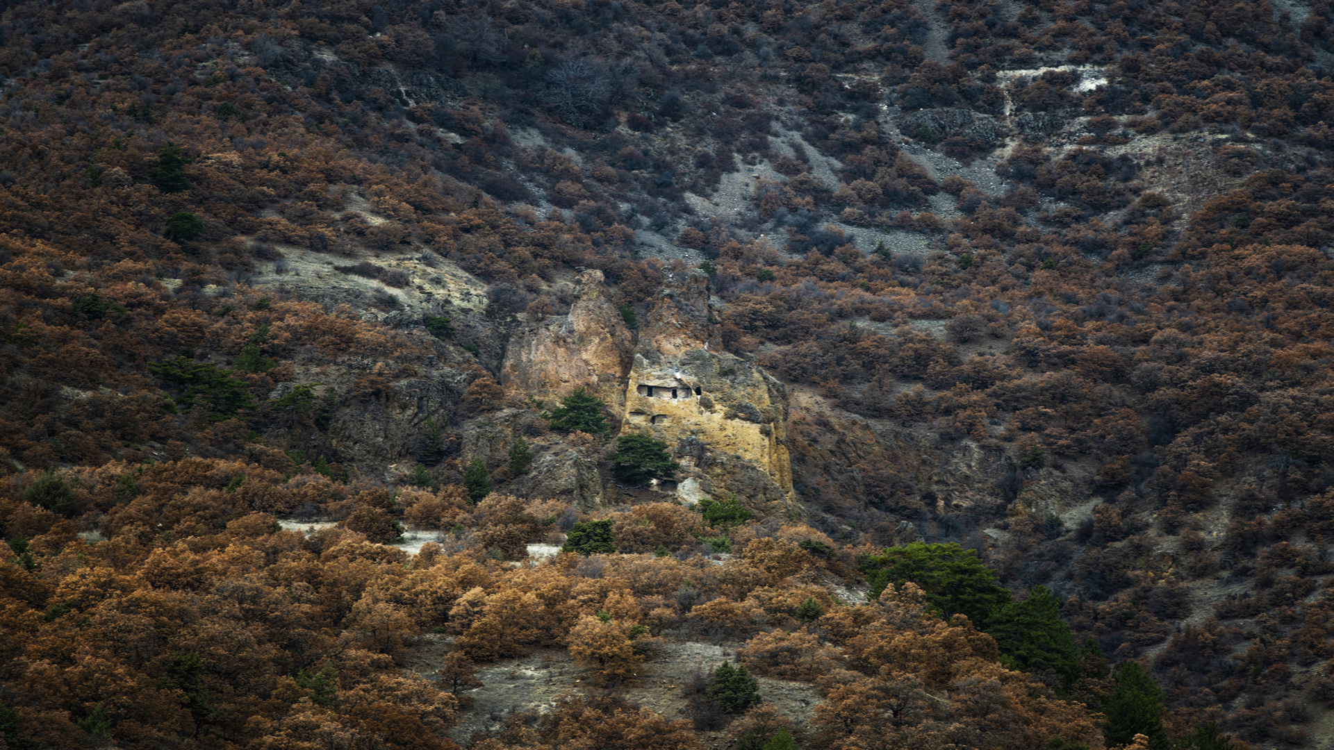 Mahkemeağcin Köyü Mağaraları