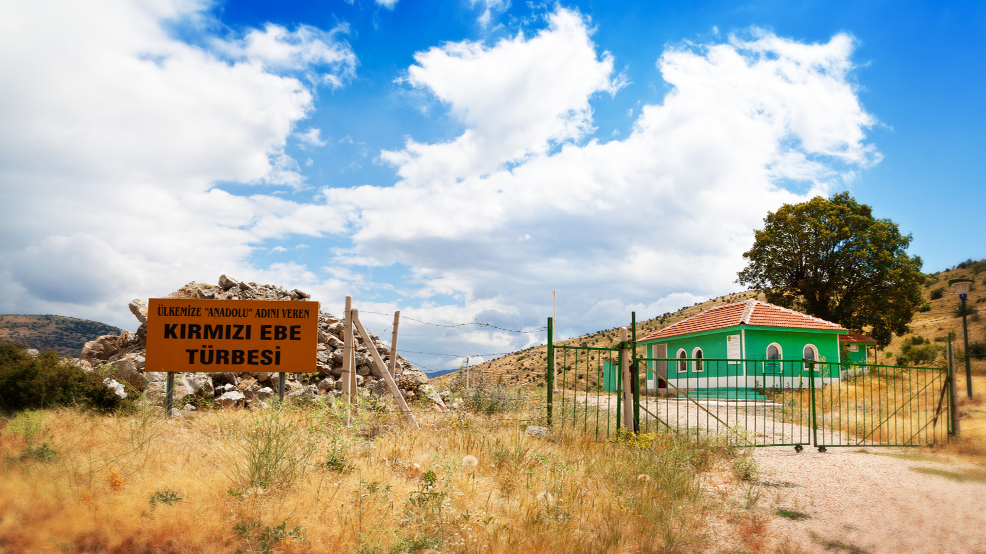 Kırmızı Ebe Türbesi