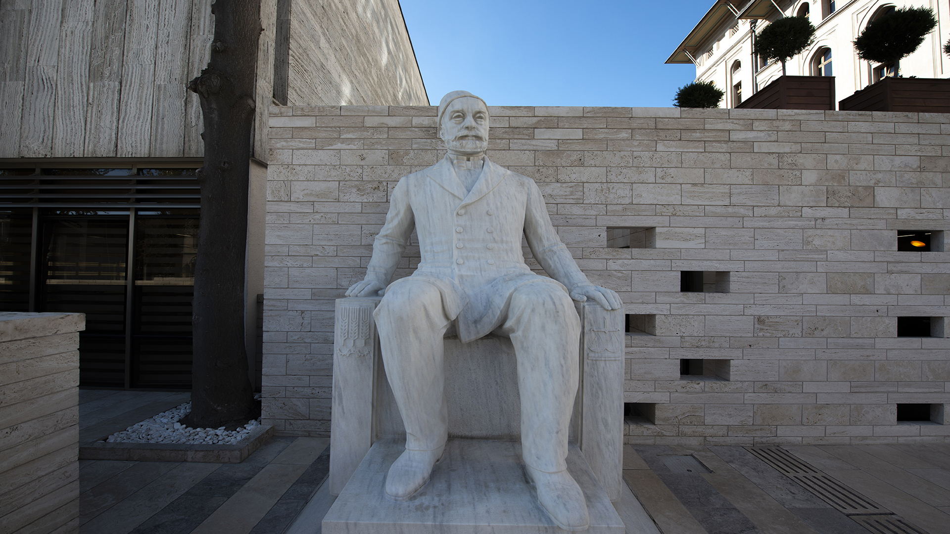 Mithat Paşa Anıtı