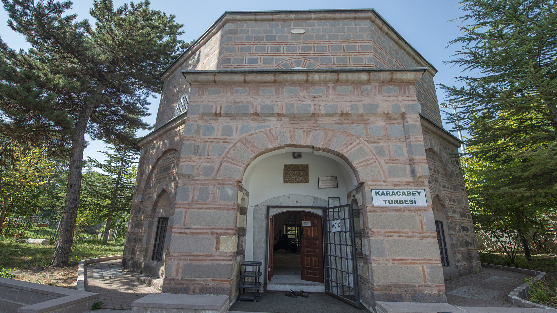Karacabey Camii ve Türbesi