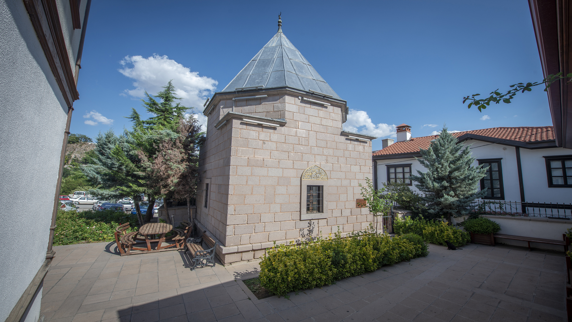 Şeyh İzzeddin Mescidi ve Türbesi